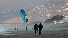 Un windsurfista en la playa de New Brighton en Christchurch, Nueva Zelanda, el martes 9 de junio de 2020.