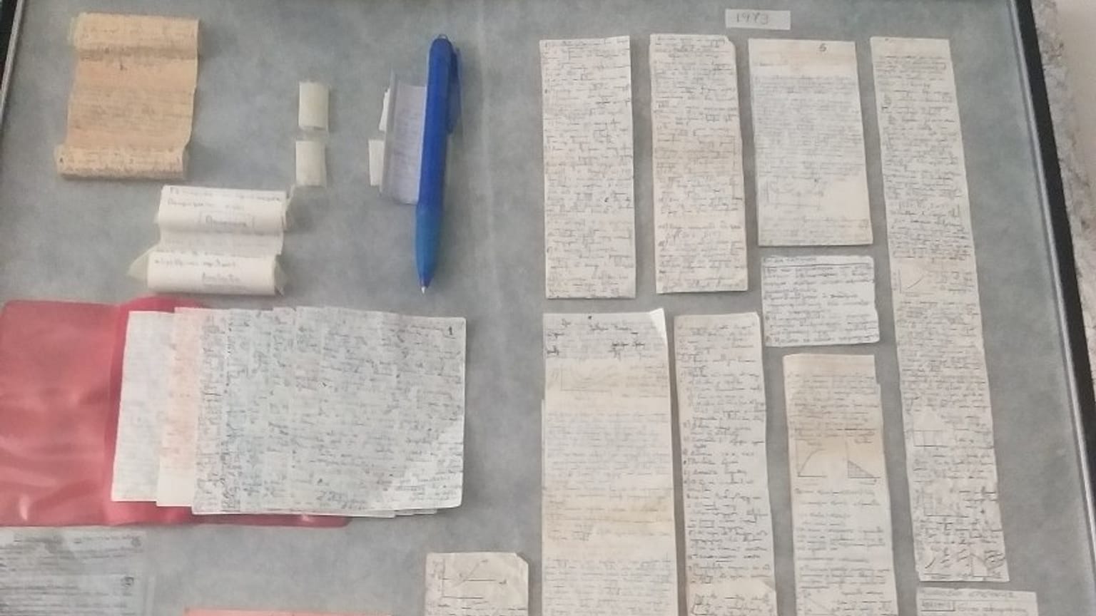 Un des présentoir du "musée de la triche", une exposition organisée par l’université grecque de Thessalonique.  