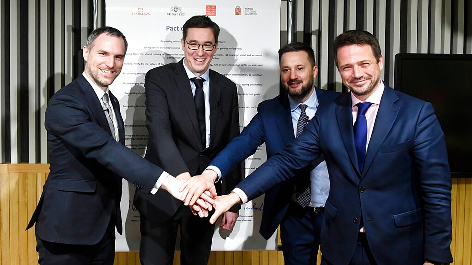 A V4 országok főpolgármesterei a Szabad Városok Paktumának megkötésekor