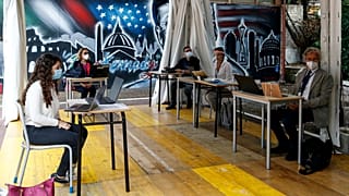 Une lycéenne passe une épreuve orale pour son maturità, l'équivalent du baccalauréat, Rome le 17 juin 2020