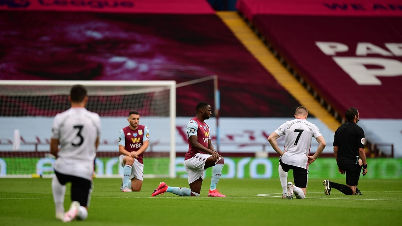 Les joueurs d'Aston Villa et de Sheffield ainsi que les arbitres rendent hommage au mouvement Black lives matter avant le début de la rencontre, le 17 juin 2020