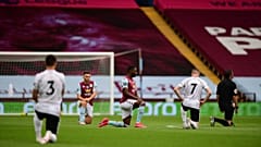 Les joueurs d'Aston Villa et de Sheffield ainsi que les arbitres rendent hommage au mouvement Black lives matter avant le début de la rencontre, le 17 juin 2020