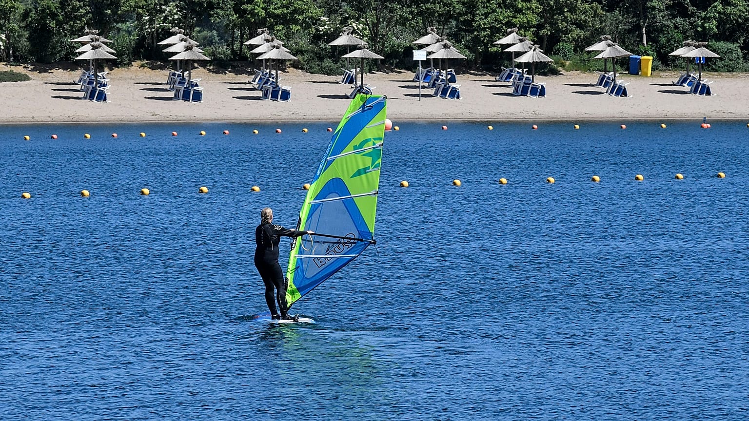 Almanya Xanten'de sörf yapan bir turist