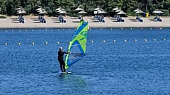 Almanya Xanten'de sörf yapan bir turist