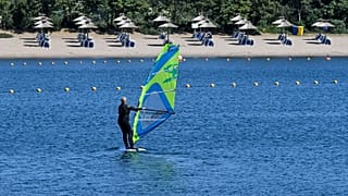 Almanya Xanten'de sörf yapan bir turist