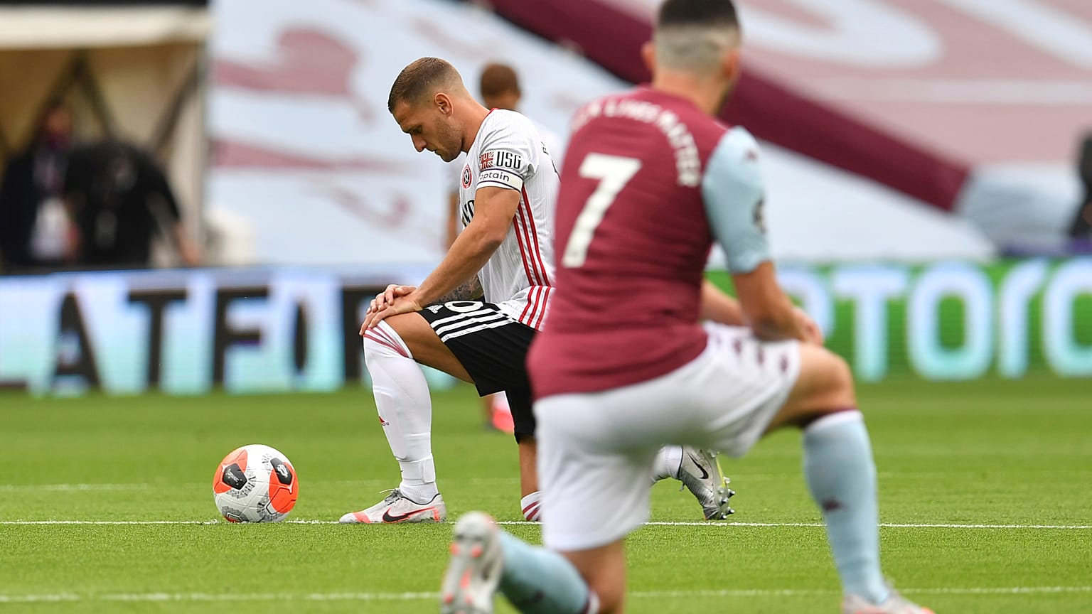 Premier Lig'in ilk maçı Aston Villa ile Sheffield United arasında oynandı
