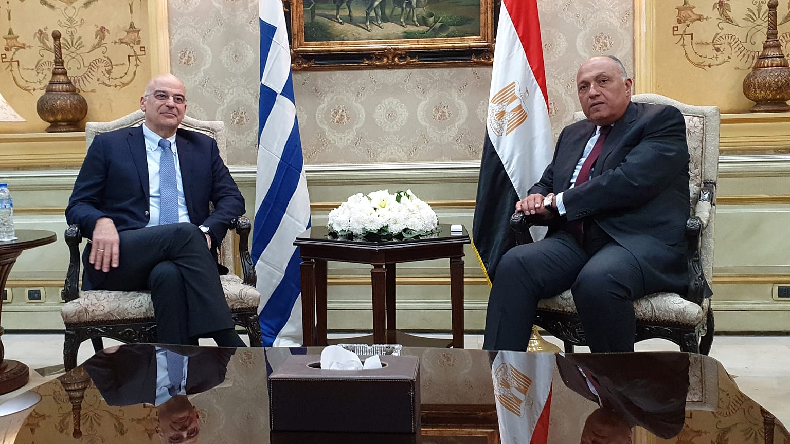 Ο υπουργός Εξωτερικών της Ελλάδας Νίκος Δένδιας και ο Αιγύπτιος ομόλογός του Σάμεχ Σούκρι 