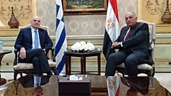 Ο υπουργός Εξωτερικών της Ελλάδας Νίκος Δένδιας και ο Αιγύπτιος ομόλογός του Σάμεχ Σούκρι 