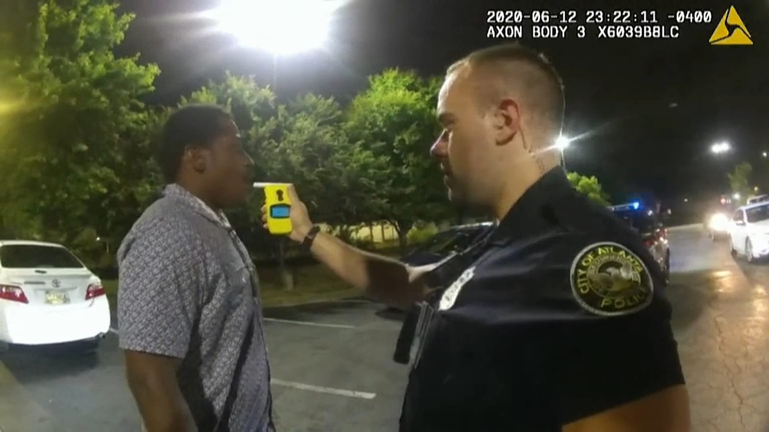El policía Garrett Rolfe controla la tasa de alcoholemia a Rayshard Brooks, a quien después abatiría a tiros