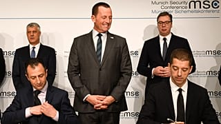 Der US-Sondergesandte Richard Grenell (Bildmitte)