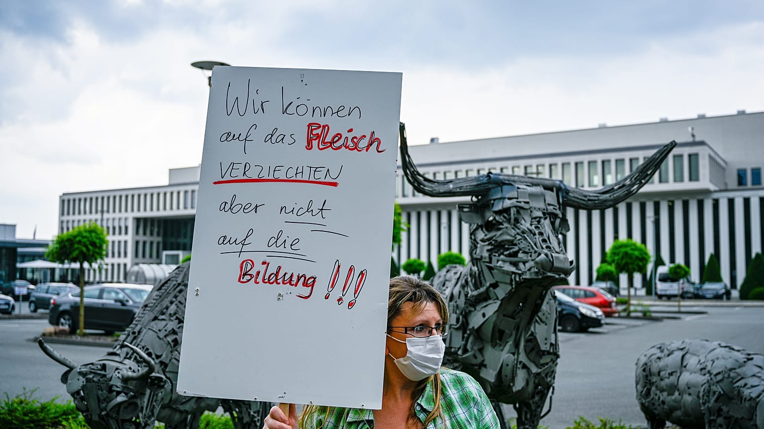 Covid-19 in Großschlachterei Tönnies: Landkreis macht dicht