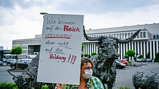 Covid-19 in Großschlachterei Tönnies: Landkreis macht dicht