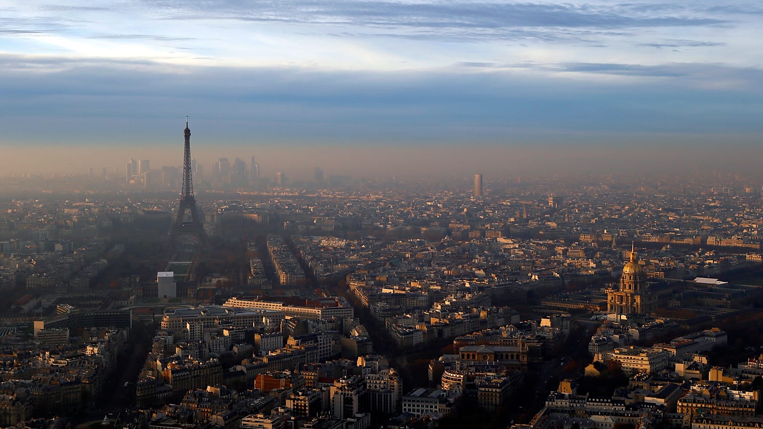 La Torre Eiffel vista dalla Torre Montparnasse in un giorno di picco di inquinamento, mercoledì 7 dicembre 2016