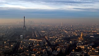 La Torre Eiffel vista dalla Torre Montparnasse in un giorno di picco di inquinamento, mercoledì 7 dicembre 2016