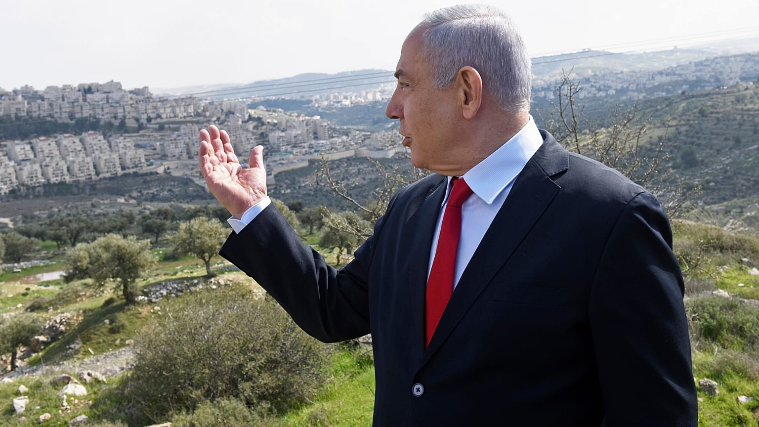 بنيامين نتنياهو أمام حي جديد في مستوطنة أبو غنيم  المقامة على أراضي القدس الشرقية المحتلة. 