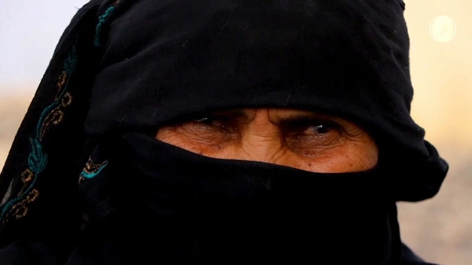 Migrante in un campo d'accoglienza