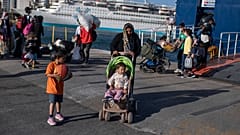 Беженцы в греческом порту Пирей