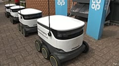 No comment: robotok helyettesítik az ételfutárokat egy angol városban