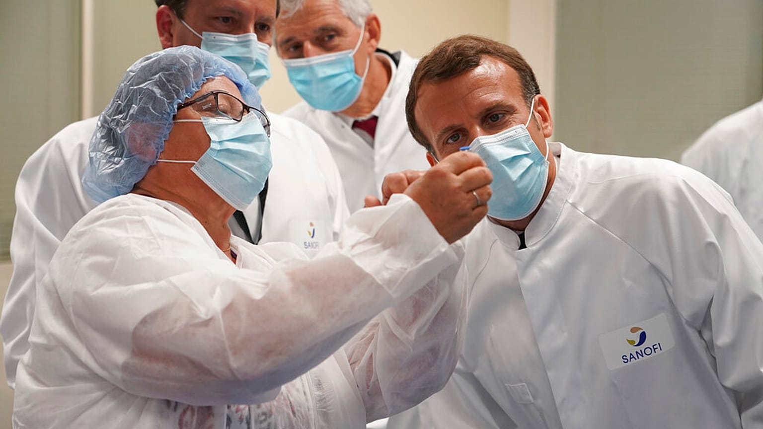 A francia elnök az egyik vakcinafejlesztő, a Sanofi gyárában