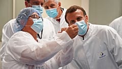 A francia elnök az egyik vakcinafejlesztő, a Sanofi gyárában