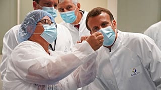 A francia elnök az egyik vakcinafejlesztő, a Sanofi gyárában