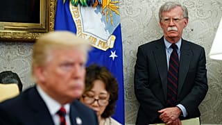 A 453 nap egyike az Ovális Irodában: találkozó a dél-koreai elnökkel 2018 májusában (Bolton a fal mellől figyeli az elnököt)
