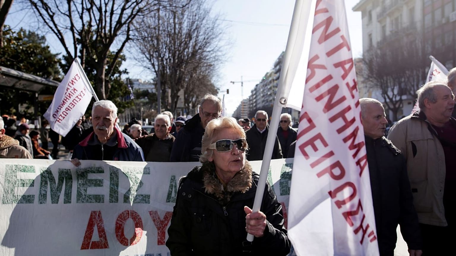 Συνταξιούχοι μέλη του σωματείου συνταξιούχων “ Η Συσπείρωση” πραγματοποιούν πορεία ενάντια