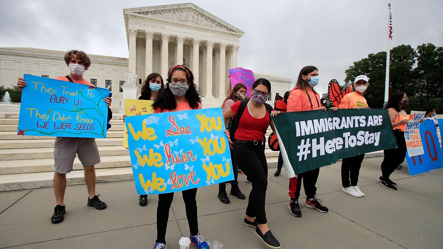 Un grupo de "dreamers" celebra la decisión de la Corte Suprema el jueves 18 de junio de 2020, en Washington. 