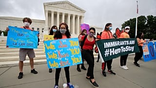 Un grupo de "dreamers" celebra la decisión de la Corte Suprema el jueves 18 de junio de 2020, en Washington. 