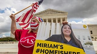 I destinatari del DACA (Deferred Action for Childhood Arrivals) festeggiano davanti alla Corte Suprema degli Stati Uniti, a Washington