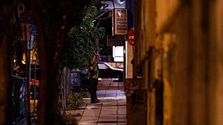 Αστυνομικός έξω από το σπίτι της 10χρονης