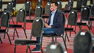 Egy horvát parlamenti képviselő várja az ülés kezdetét 2020 áprilisában.