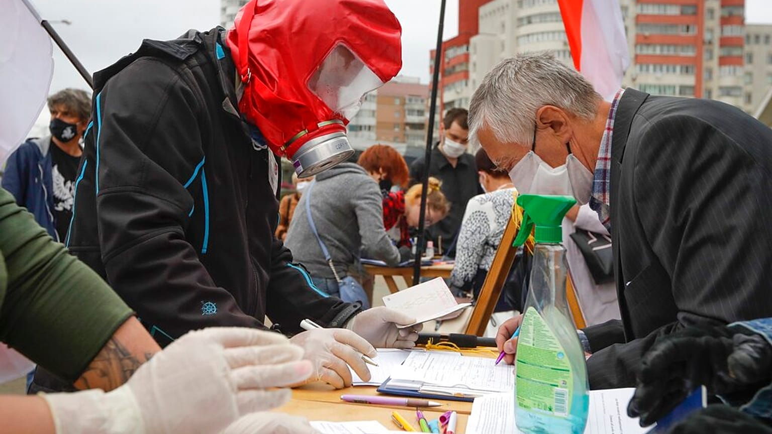 A koronavírus-járvány közepette, maszkokban gyűjtötték a támogatói aláírásokat az elnökjelöltségre pályázók.