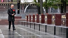 Владимир Путин возлагает цветы к Могиле Неизвестного Солдата