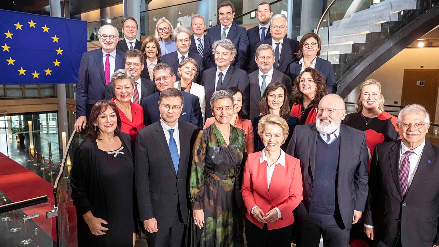 Ursula von der Leyen e la sua squadra di governo. In oltre 60 anni non c'è mai stato un commissario di colore