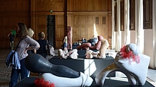 Besucher der Kunstmesser in Toulouse betrachten Skulpturen der Künstlerin Elsa Sahal (Archiv)