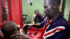 Джеймсу помогли вернуться в Нигерию из ливийского миграционного лагеря. МОМ помогла ему открыть парикмахерскую в Бенин-Сити, штат Эдо, Нигерия.