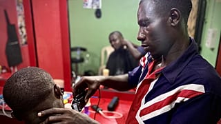 James, 30 ans, a été aidé à réintégrer la vie au Nigeria après son retour de Libye. L'OIM l'a aidé à ouvrir un salon de coiffure au Nigeria.