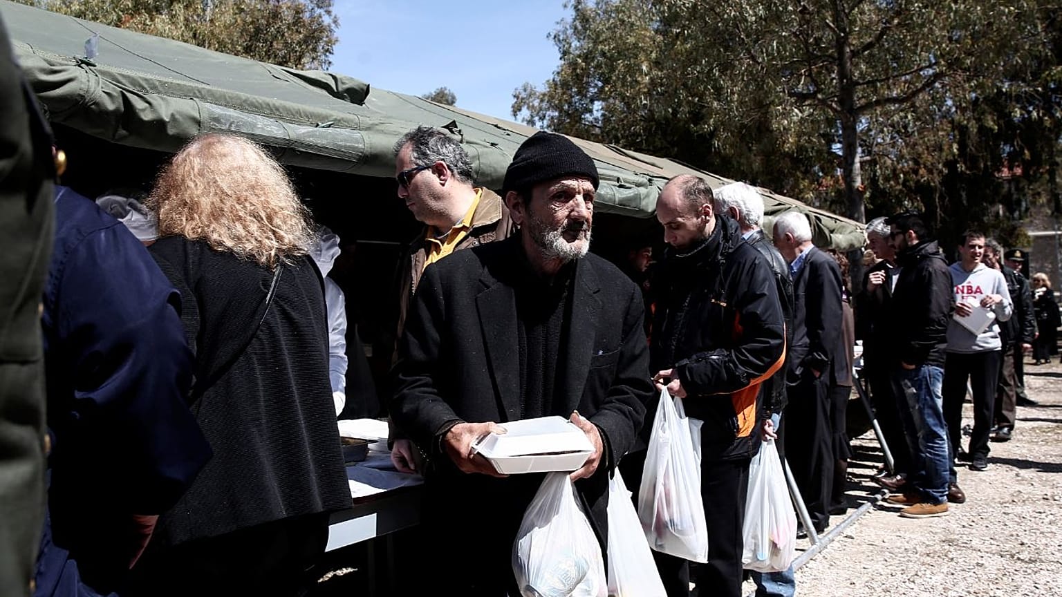 Πολίτες σε συσσίτιο στην Αθήνα
