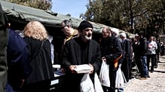 Πολίτες σε συσσίτιο στην Αθήνα