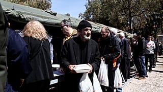 Πολίτες σε συσσίτιο στην Αθήνα
