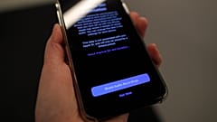 شركة آبل تواصل استخدام البشر لمراجعة أوامر سيري مع تحدث برامج العاتف - نيويورك 2019