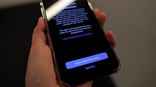 شركة آبل تواصل استخدام البشر لمراجعة أوامر سيري مع تحدث برامج العاتف - نيويورك 2019