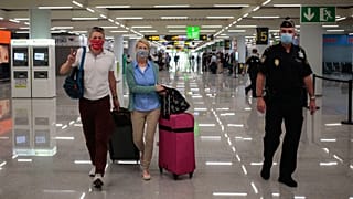 Los pasajeros del vuelo Düsseldorf-Mallorca llegan al aeropuerto de Son Sant Joan en Palma de Mallorca, España, el lunes 15 de junio de 2020. 