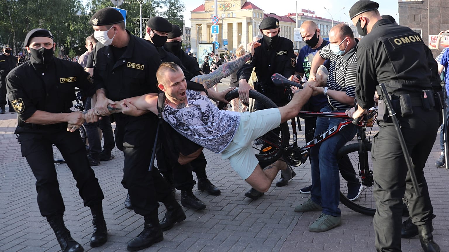Belarus'ta Lukaşenko'nun rakibi Babariko'nun tutuklanmasına tepkiler sürüyor