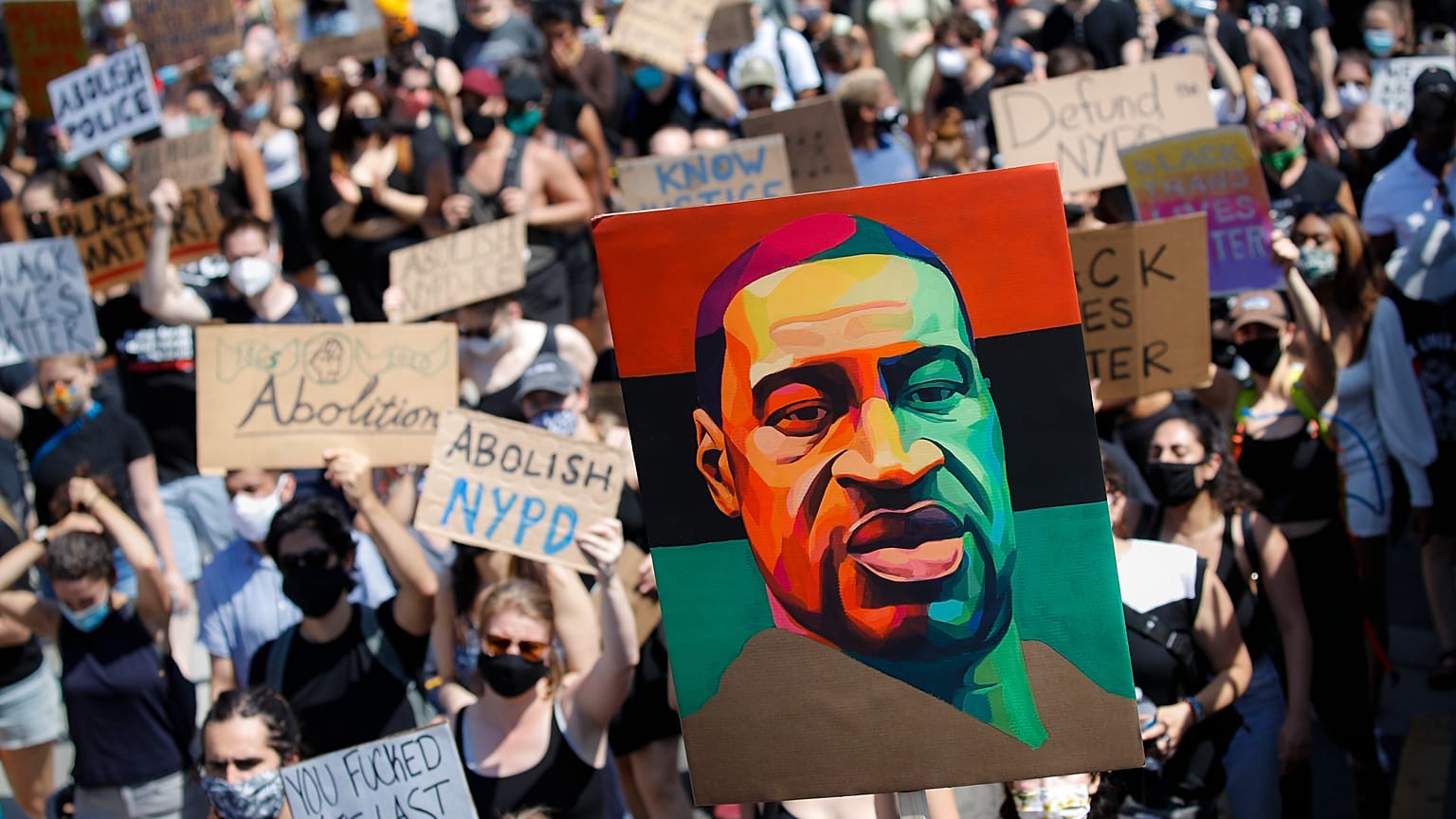 Los manifestantes marchan sobre el Puente de Brooklyn hacia Manhattan después de un mitin en el Parque Cadman Plaza, el viernes 19 de junio de 2020, en Nueva York.