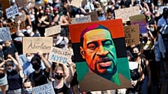 Los manifestantes marchan sobre el Puente de Brooklyn hacia Manhattan después de un mitin en el Parque Cadman Plaza, el viernes 19 de junio de 2020, en Nueva York.