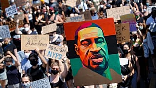 Los manifestantes marchan sobre el Puente de Brooklyn hacia Manhattan después de un mitin en el Parque Cadman Plaza, el viernes 19 de junio de 2020, en Nueva York.