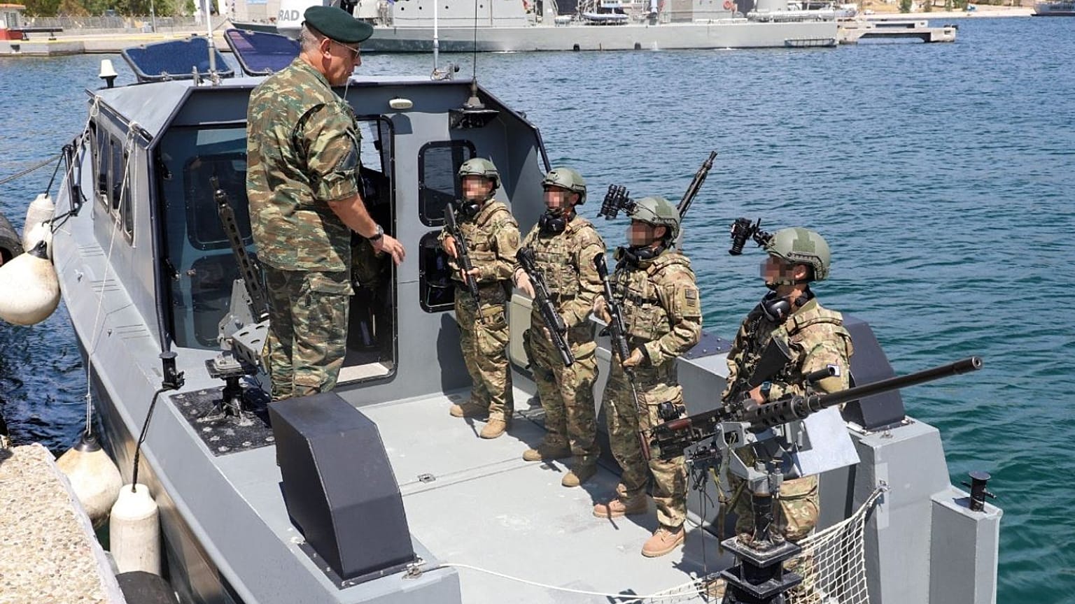 Ο Αρχηγός ΓΕΕΘΑ Στρατηγός Κωνσταντίνος Φλώρος στο Αρχηγείο Στόλου στο Ναύσταθμο Σαλαμίνας