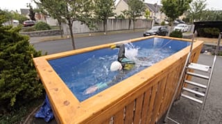Dans sa piscine, ce triathlète aveugle fait du surplace pour aller plus vite